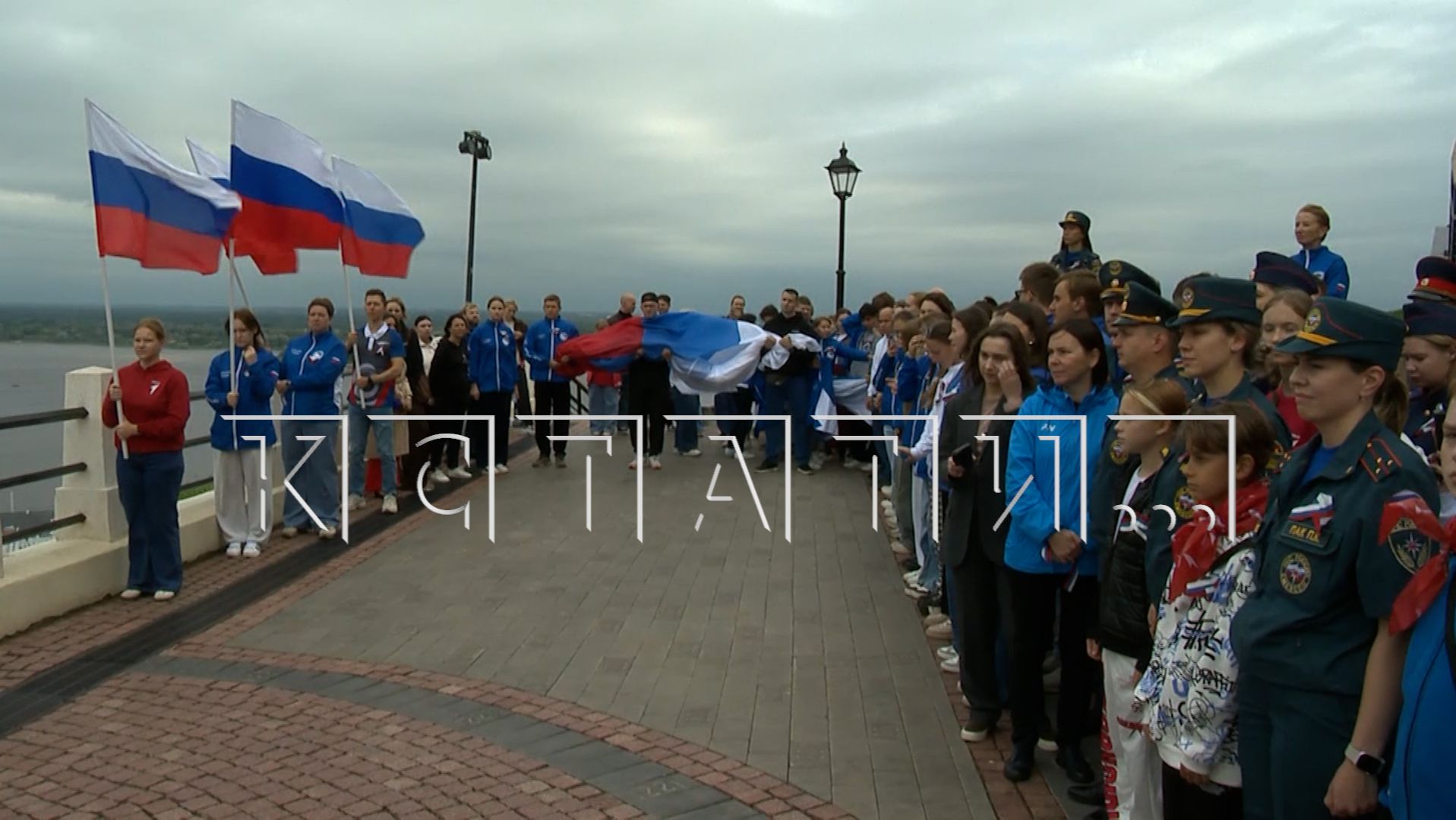 В преддверии Дня российского флага в центре Нижнего Новгорода прошло масштабное шествие