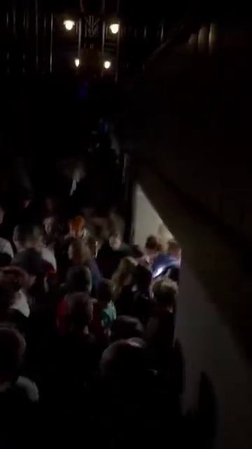 🤓Метро 2026
🇺🇦Громадяне Киева эти дни по ночам штурмуют станции метро.
📌Хотя такой толпой…🔽
