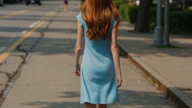девушка идет по тротуарной плитке