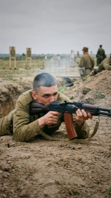 Армия очень быстро убирает иллюзию что кто-то обязан о тебе позаботиться.