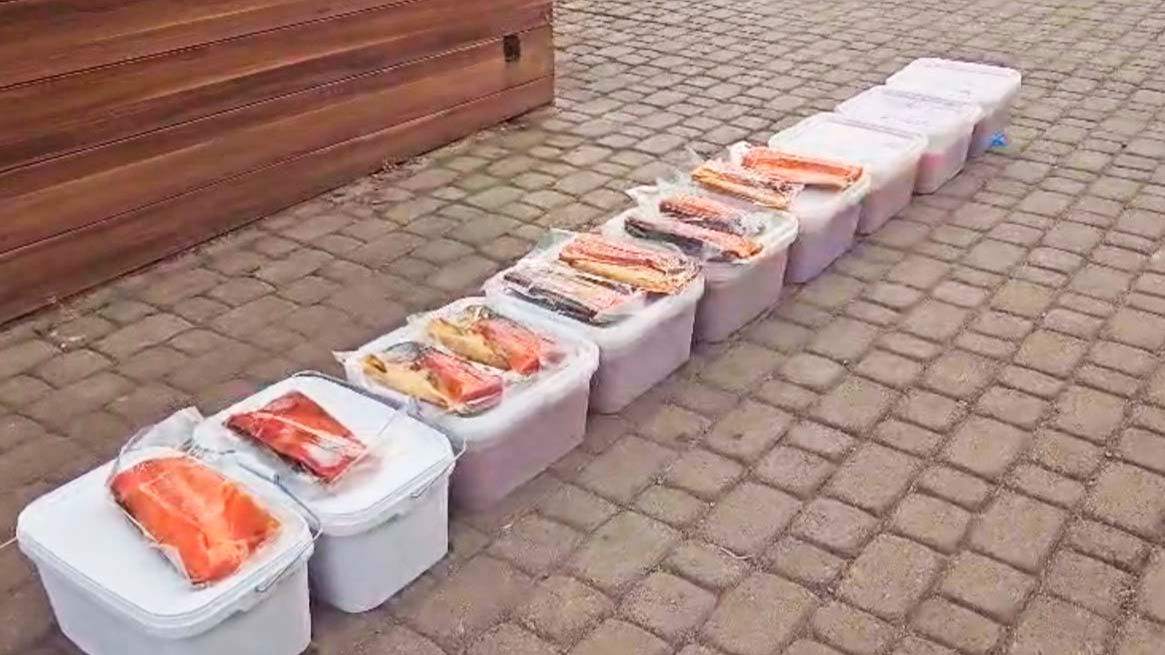 Брат и сестра продавали рыбу и икру с запрещённым консервантом