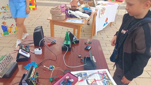 RC4PАйнур показывает изделия изготовленные посетителями кружка .