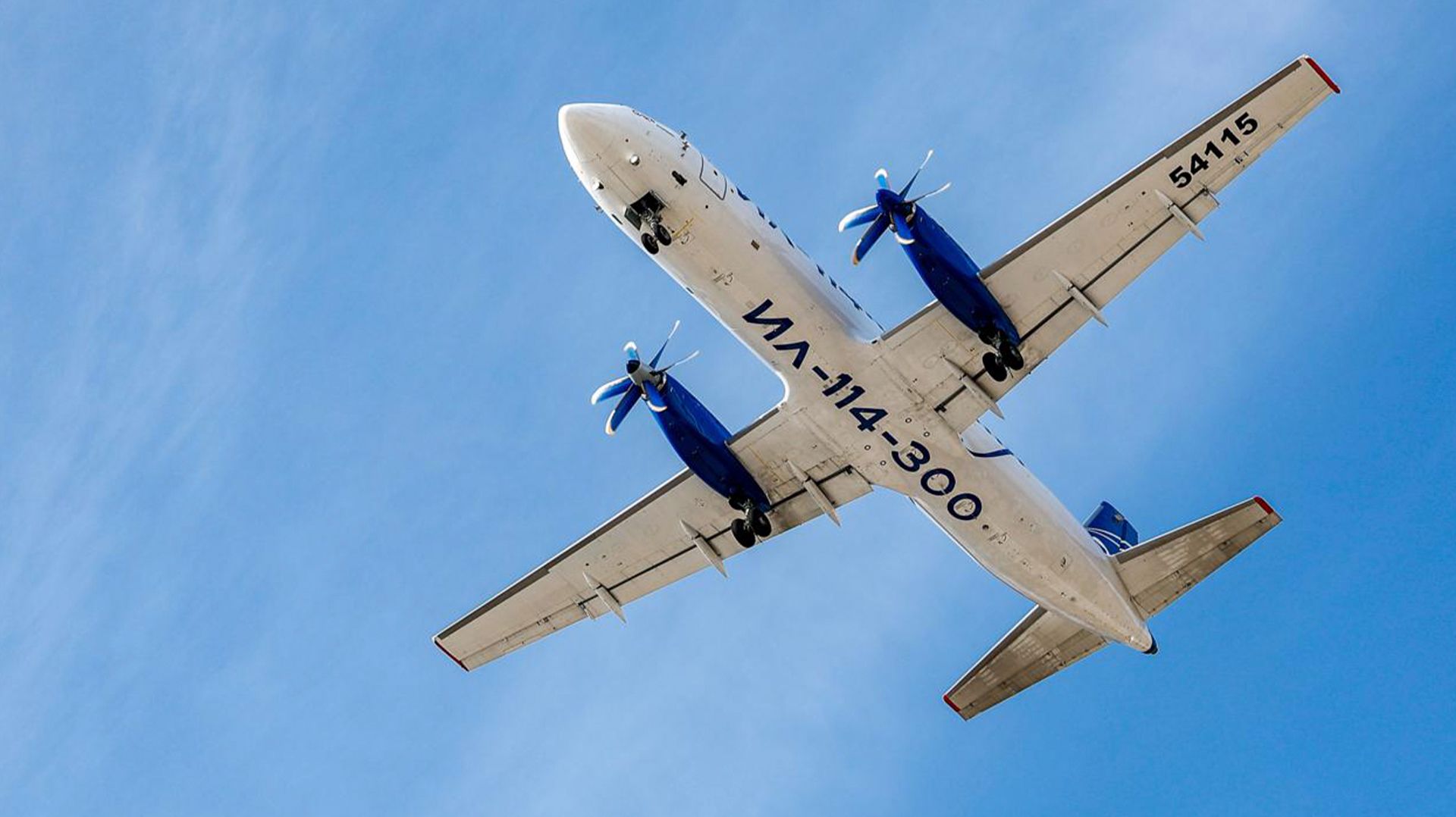 Самолет Ил-114-300 испытали экстремальной жарой в Узбекистане