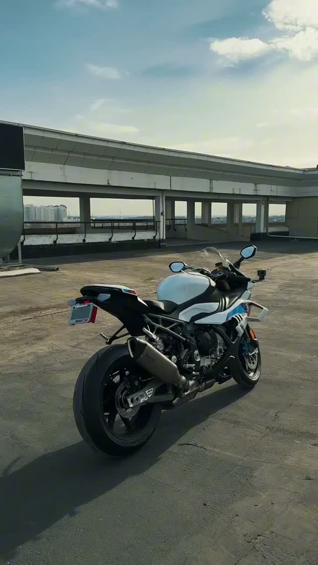 Презентация спортбайка BMW 1000 RR на крыше торгового центра