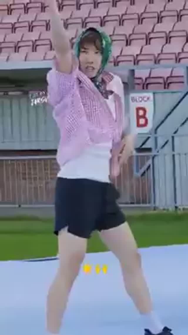 Джей Хоп такой милаха  Корейская Алёнка...