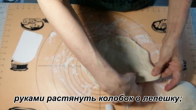 Грузинский лаваш пышный пористый белый хлеб в виде лепешки