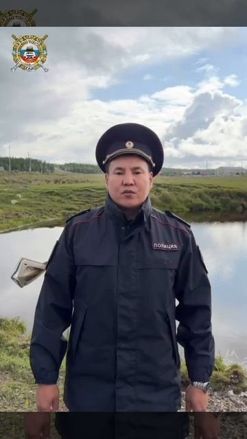 Автомобиль с людьми упал в реку в Якутии