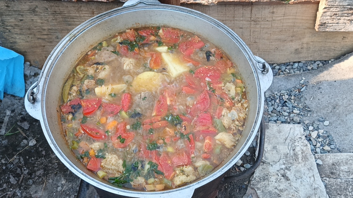 Шурпа по-узбекски в казане.