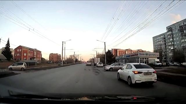 Резкий подрез справа в Омске