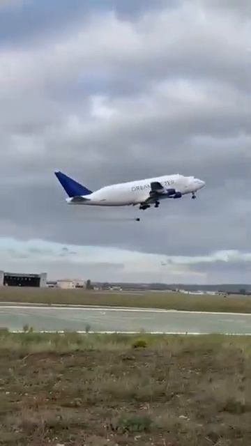 Boeing Dreamlifter потерял 100 килограммовое колесо на взлете boeing aviation shorts emergency