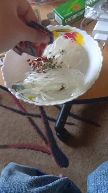 Кушаю рисовую лапшу