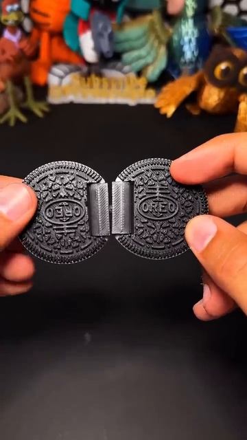Напечатанный на 3D-принтере фиджет-слайдер в виде двойного печенья Oreo.