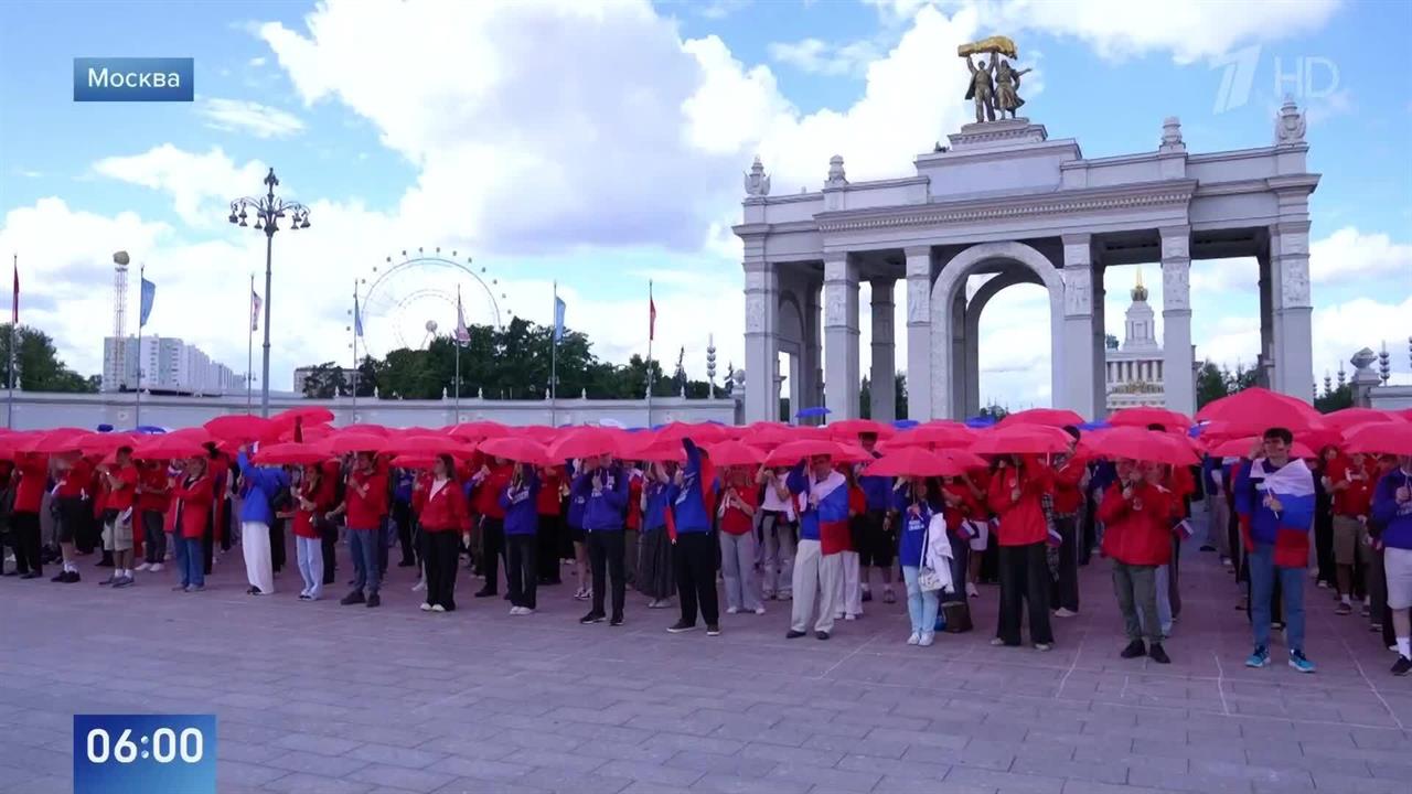 Триколор над всей страной и миром: кадры празднования дня Государственного флага РФ