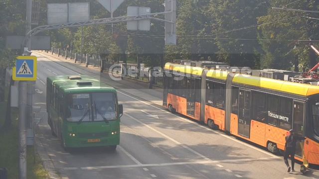 В Екатеринбурге самокатчик врезался в трамвай