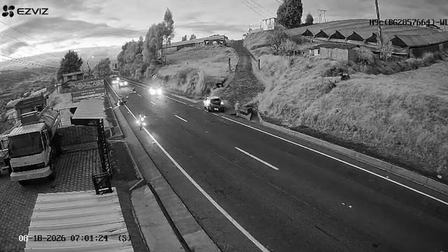 PichinchaCámara de seguridad captó un accidente de tránsito en la vía Cajas - Tabacundo al parecer