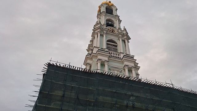 Колокольный звон на окончание вечернюю службу в Троице-Сергиевой Лавре.