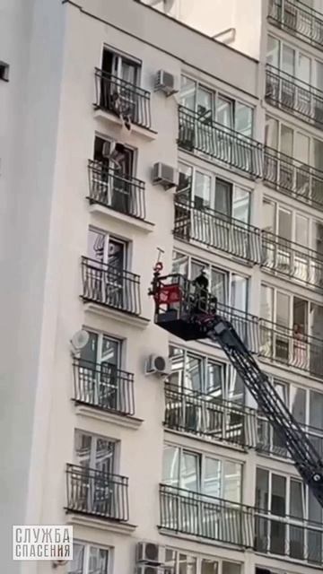 Мужчина в нижнем белье висел за балконом на девятом этаже в Минске
