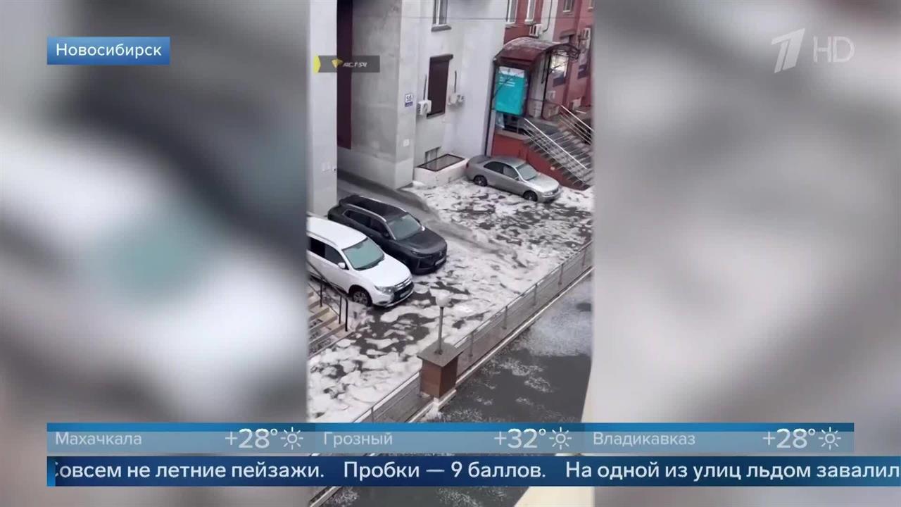 Не летняя погода: вход магазина в Новосибирске завалило снегом