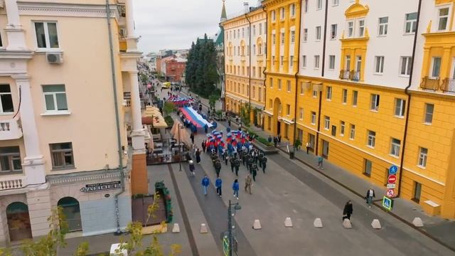 Нижегородцы развернули 25-метровый флаг у стен кремля