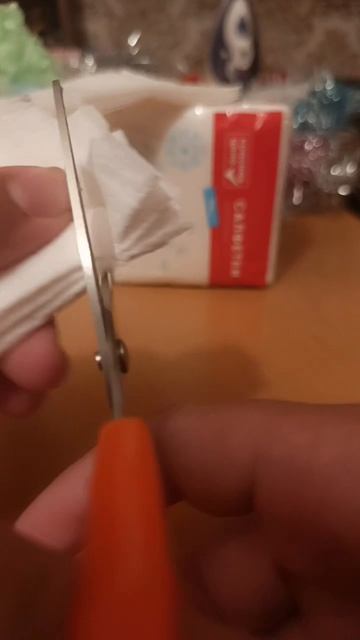 учимся делать цветок из салфеток
