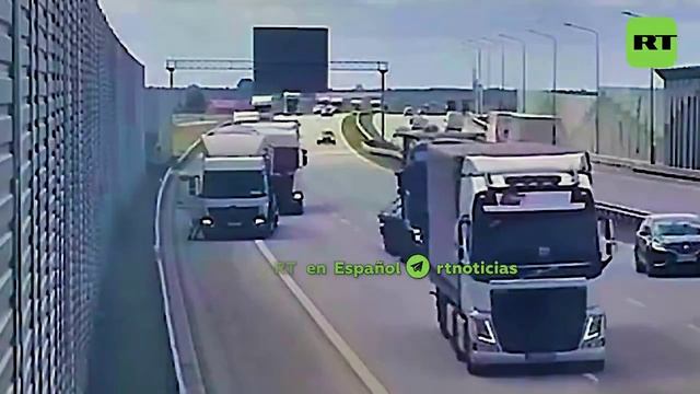Un coche SALE VOLANDO tras el impacto entre 2 camionesUna fuerte colisión hizo que un coche saliera