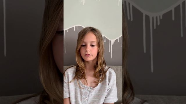Хочу показать вам то самое видео трёхлетней давности. Настя такая маленькая
