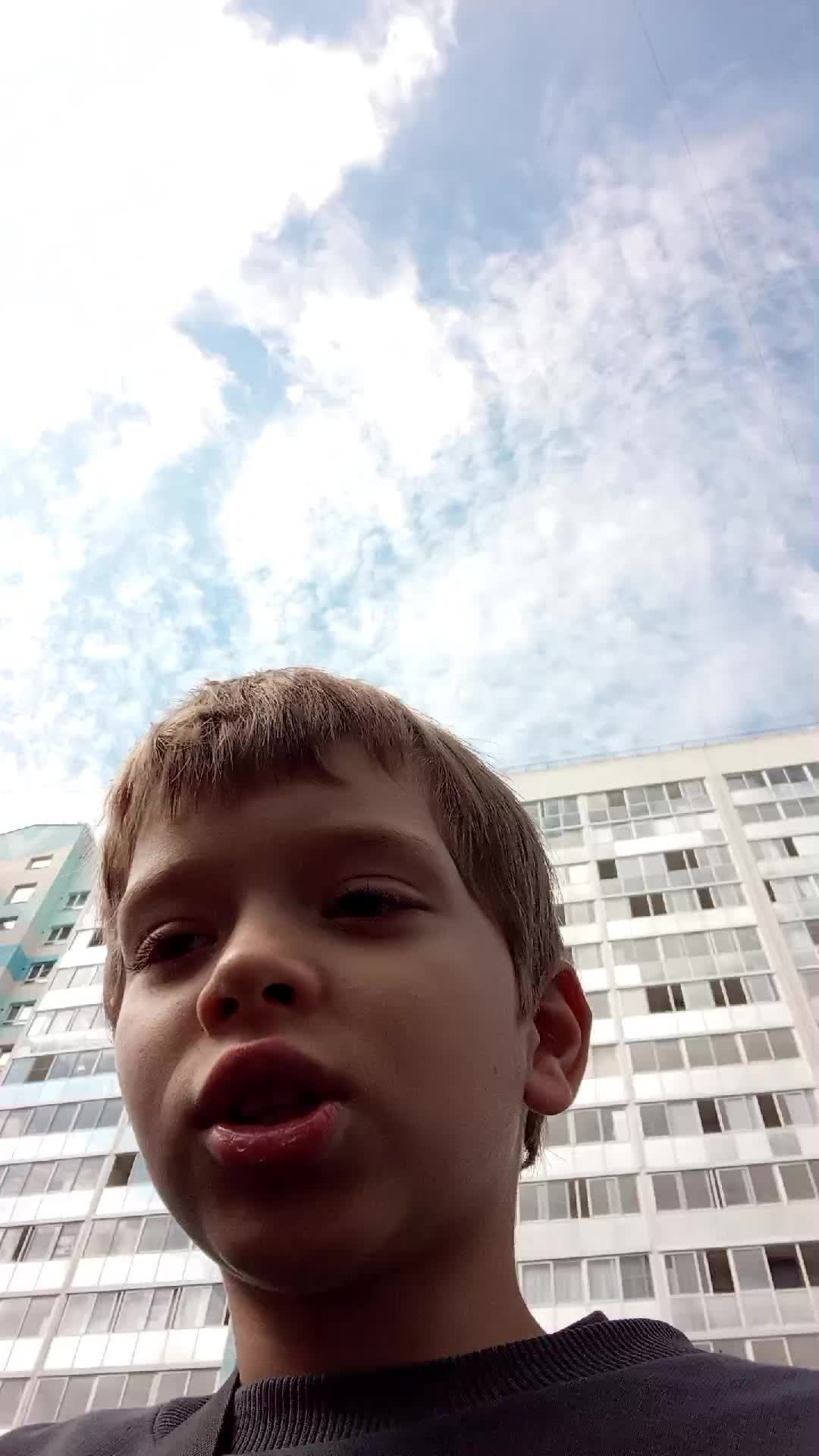 хоррор малыш бежит за нами с папой. .
