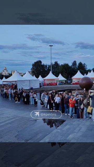 Фанаты выстроилась в очередь к Роману Каграманову на «Красной строке»