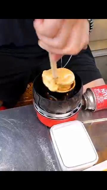 Потрясающий корейский уличный десерт дальгона в форме хот-дога Amazing sugar hot dog dalgona Korea