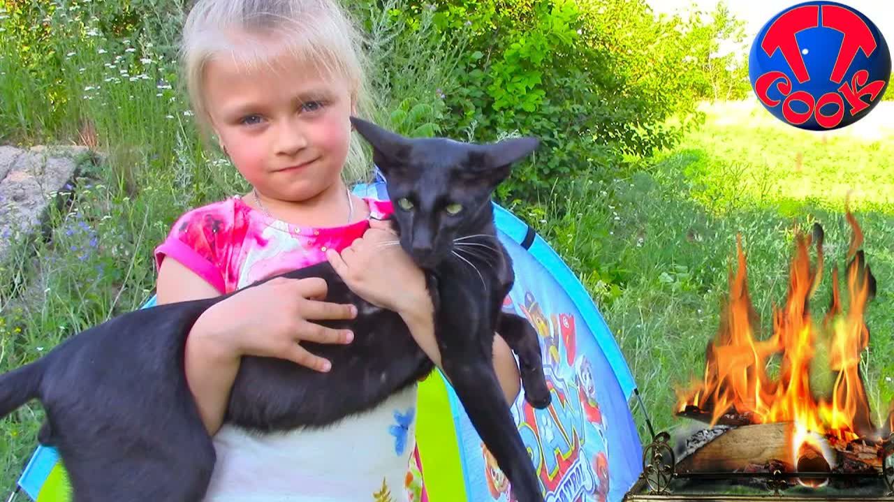 Пикник с Колясками и Палаткой Ярослава Прыгает на Батуте Огромный КОТ Видео для детей