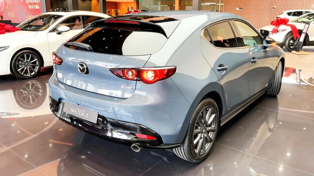Mazda 3 2026 года  хетчбэк высшего класса с отличным стилем. Обзор автомобилей