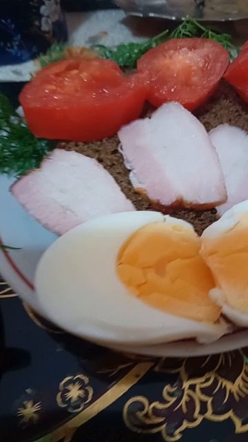 Утром - крепкий чёрный кофе сваренный в турке. А на завтрак - уже со сливками.