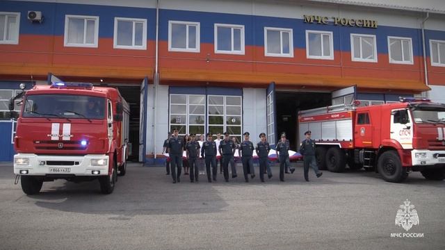В Хабаровске сотрудники МЧС России развернули пятиметровый триколор