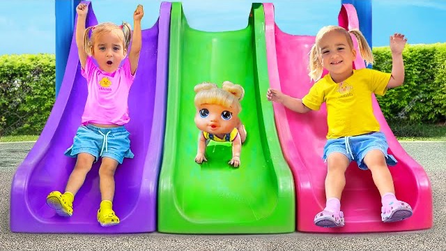 Алиса и Кукла веселятся на игровой площадке