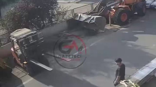 16 yaşındaki motorcu forkliftin ayağına çarptı! Facianın eşiğinden dönüldüTekirdağın Süleymanpaşa