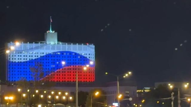 Пусть наш флаг всегда остаётся символом достоинства единства и веры в свою страну.
