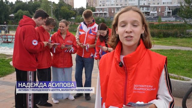 Раздача ленточек в цветах триколора состоялась в округе