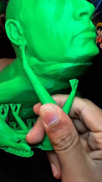 Огромный напечатанный на 3D-принтере Дуэйн Лягушка Джонсон.