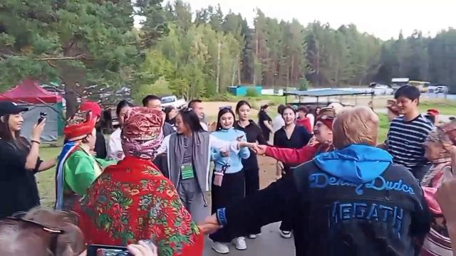 Гости из Китая закружились в хороводе под Катюшу на Семейской круговой в Забайкалье
