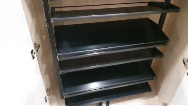 Выдвижная поворотная колонка для обуви 800x1000x365 мм вместимость до 20 пар обуви.