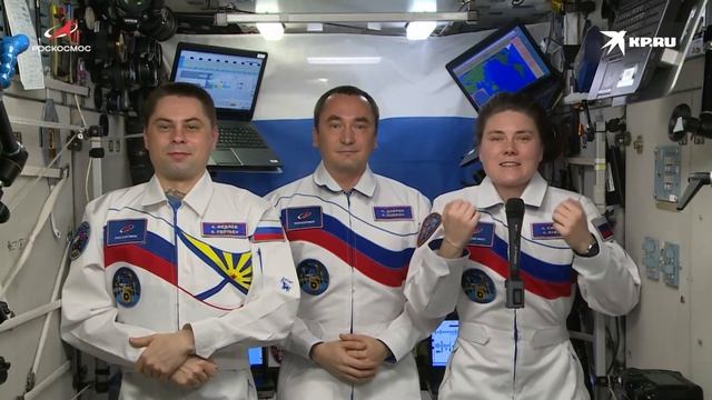 Космонавты с борта МКС поздравили соотечественников с Днем флага