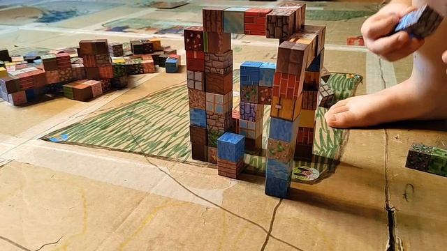 СЕРЁЖА ИГРАЕТ В МАЙНКРАФТ КУБИКИ. ИГРАЕМ ДОМА.