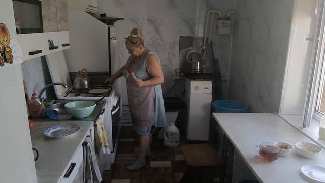 Яблочное повидло. Блинчики. Всех угостили.