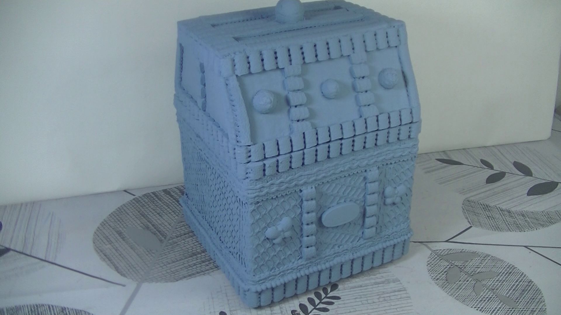Шкатулка из коробки и разной мелочи .