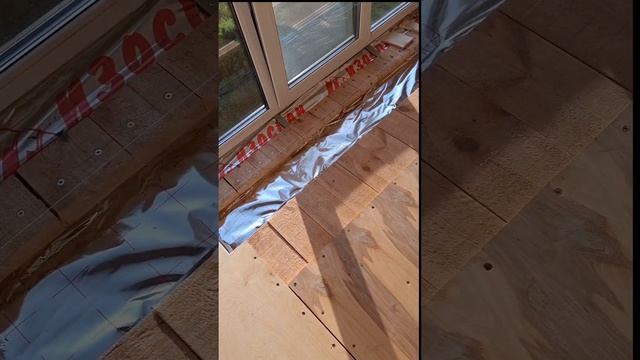 1000067761.mp4 Собака слушает о технологии укладки лфанеры на пол на кухне в гос. в доме А-фрейм
