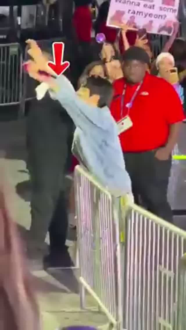 НУ ЭТО ЖЕ ДЖИН....ЮМОРИСТ...