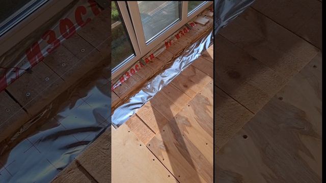 1000067760.mp4 Собака слушает о технологии укладки лфанеры на пол на кухне в гос. в доме А-фрейм