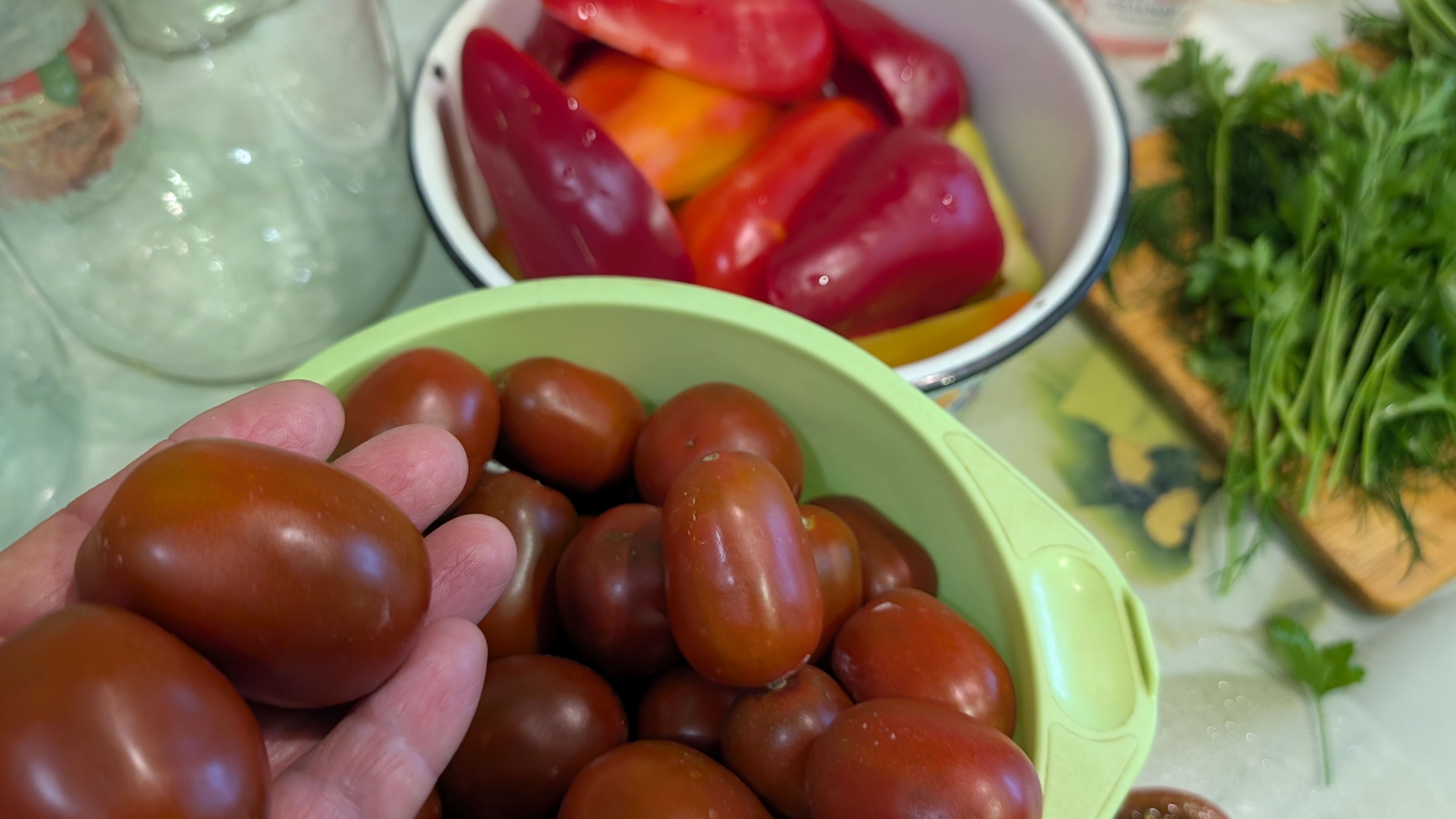Помогите определить сорт томата.Красивый и вкусный.Тверская область