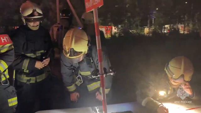 Пожар площадью 82 тысячи квадратных метров тушат на складе в Петербурге