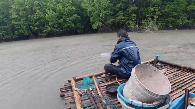 Выживание на плоту в ливень